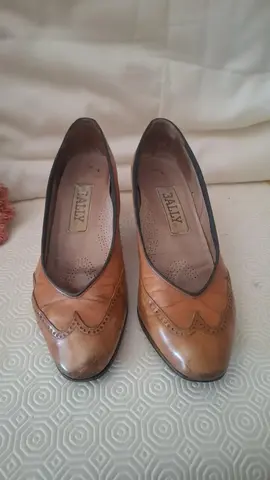 Chaussures basses en cuir marron.