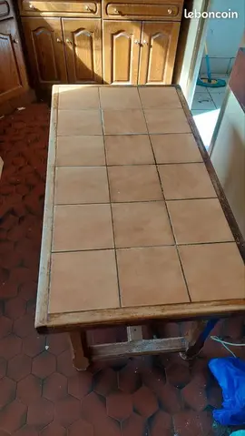 Table de cuisine en bois et carrelage