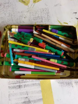 Boîte de feutres (diverses couleurs)