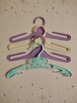RÉSERVÉ - Cintres pour vêtements enfants - Lot 2