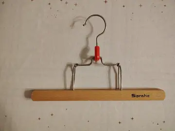 Cintre en bois pour jupe/pantalon