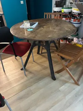 table en bois et pied en fer