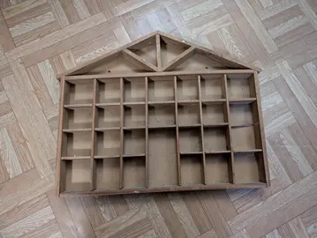Etagère en bois en forme de maison