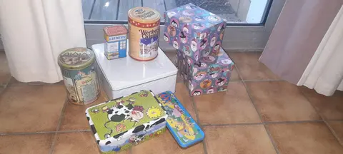 boîtes en métal et carton