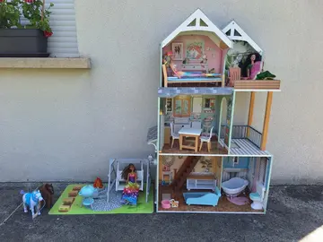 Maison poupée avec accessoires
