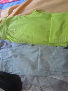 1 pantacourt pistache et 1 pantalon vichy