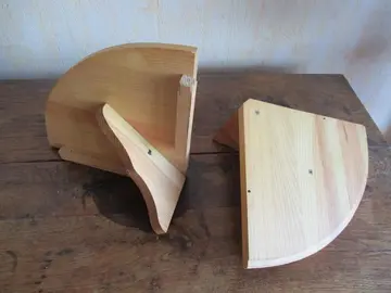 Lot de deux tablettes d'angle en bois