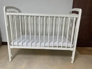 lit de bébé à barreaux en bois blanc