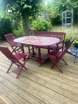 table de jardin ainsi que les chaises en teck à rénover