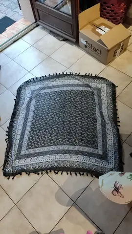 foulard avec des pompoms