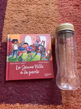 livre pour enfants et gourde