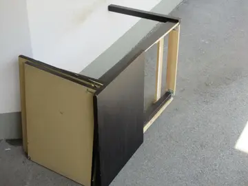 OFFRE UNE SUPERBLE TABLE QUI CE TRANFORME DE 6 PERSONNES A 10 PERSONNES COULEUR NOIR EN BOIS