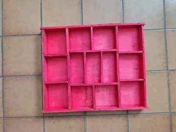 Casier en bois peinture rouge