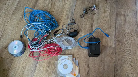 cables RJ45 et cd vierges et divers materiel