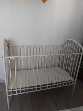 lit bébé métal blanc