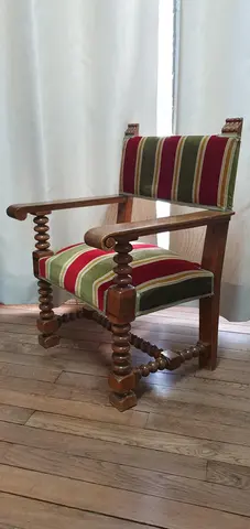Deux fauteuils massifs