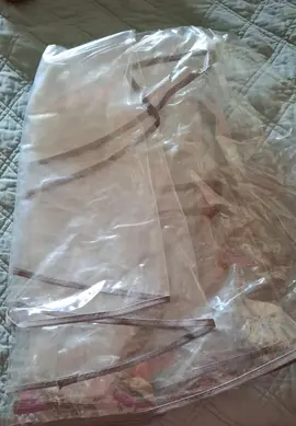 sur nappe en plastique transparent