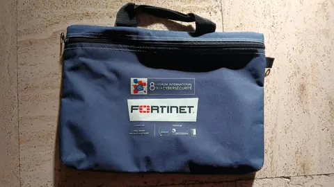 Sac de transport bleu avec fermeture éclaire 27 cm x 37,5 cm