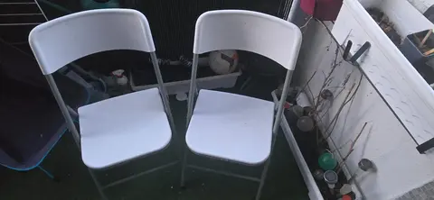 deux chaises blanches