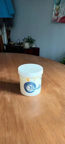 Pot de vaseline pour adoucir la peau