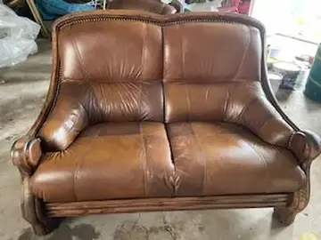 un canapé deux places et un fauteuil en cuir