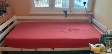 Lit en bois avec sommier, réhausse et bureau