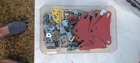 petit lot de pieces de meccano anciens
