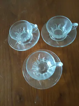 3 petites tasses à café et soucoupes