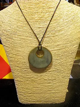 Pendentif céramique.