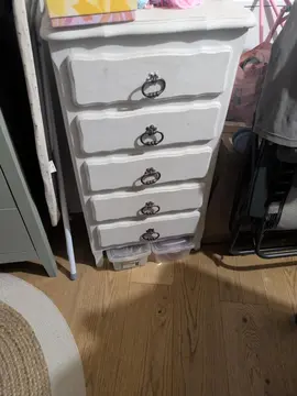 Petite commode à tiroirs