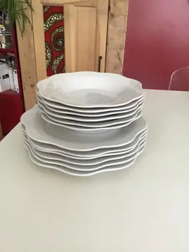 6 assiette plates plus 6 assiettes creuses