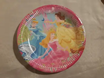10 assiettes en carton Disney sous emballage