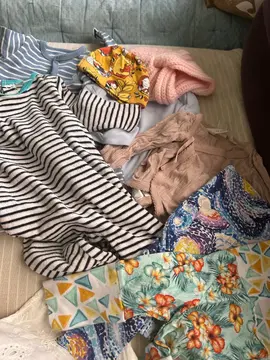vêtement bébé + 2 bonnets