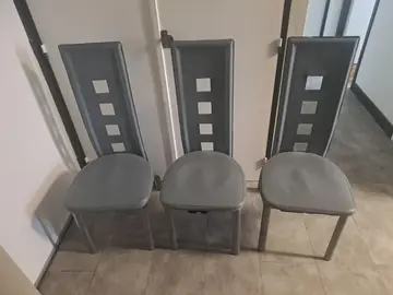 A récupérer rapidement 3 Chaises grises