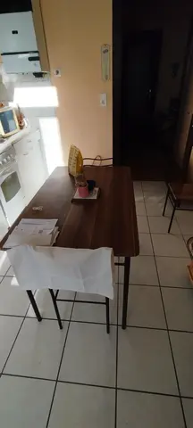 table de cuisine avec ses 4 chaises