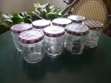8 pots de confiture en très bon état