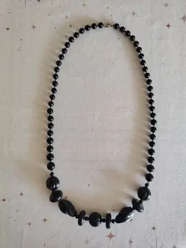 Collier perles noires plastique