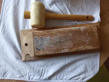 Batte de carreleur avec maillet