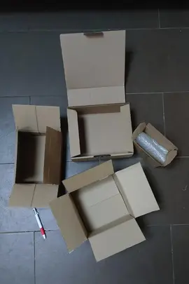 4 petits cartons + 5 enveloppes solides