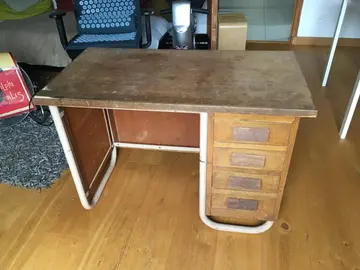 Bureau d'écolier vintage - déménagement ce week-end