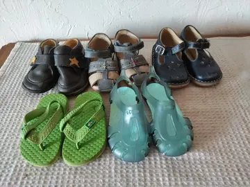 lot 5 paires de chaussures enfants p 21