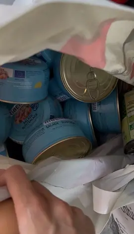 boîtes de conserve de riz thon
