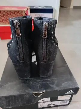 paire de bottines en daim taille 39