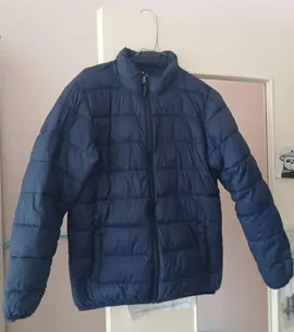 Doudoune légère Super U 12 ans, avec un accroc à l'arrière.