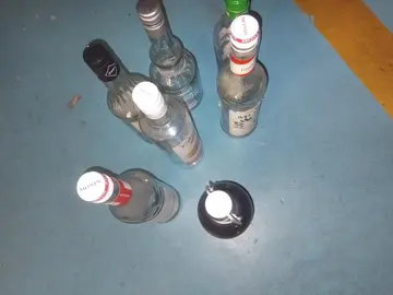 lot de bouteilles vides en verre