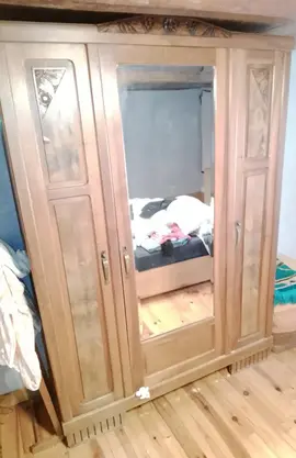 armoire vintage