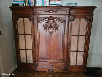 Grande bibliothèque ancienne Louis XV en bois sculpté / Armoire vitrine