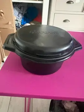Marmite noir en plastique avec couvercle