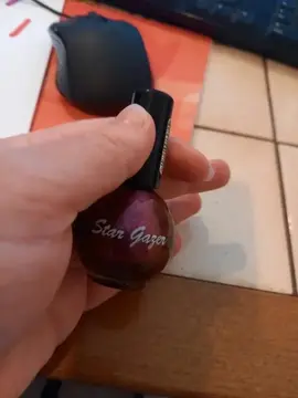 vernis a ongle violet rouge bon état