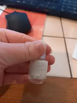 vernis a ongle blanc bon état